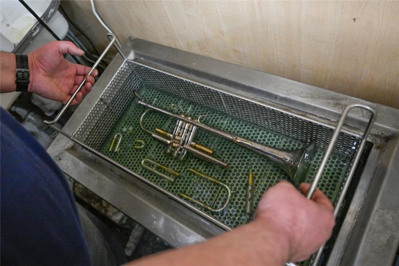 Auseinandergenommen wandert die Trompete ins Ultraschall-Bad. Drei Minuten wird ...