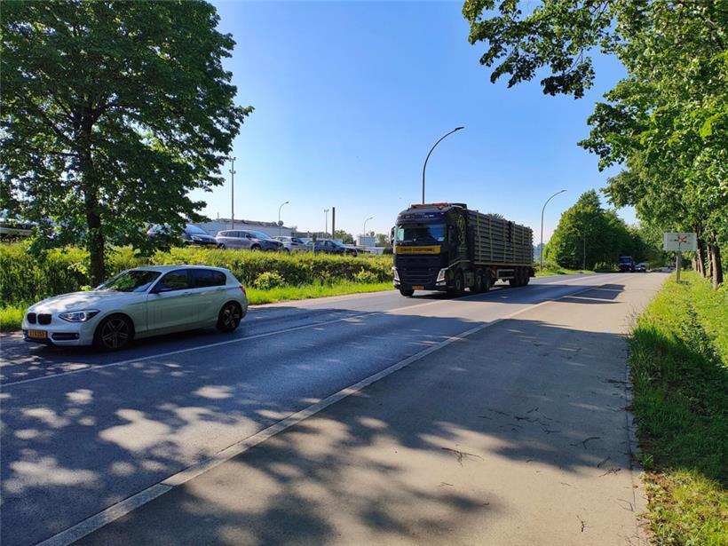 Ausfahrt rue Bommel: Hier entstehen regelmäßig Staus – einige Bäume mussten bere...