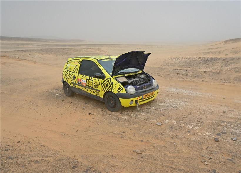 Ausfall eines Fahrzeugs mitten in der trockenen Wüste bei klarem Himmel