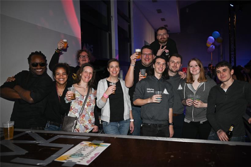 Ausgelassene Stimmung bei der Thekencrew, die aus Freiwilligen bestand
