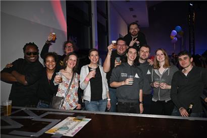 Ausgelassene Stimmung bei der Thekencrew, die aus Freiwilligen bestand
