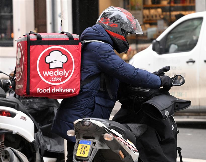 Ausgeliefert: ein Plattformarbeiter bei der Arbeit.
