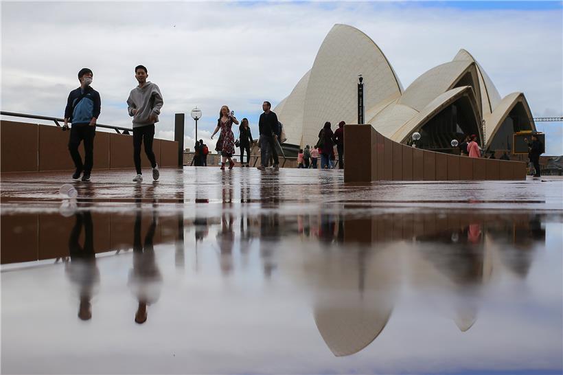 Ausgenommen von dem Einreiseverbot seien lediglich die eigenen Bürger sowie Menschen mit dauerhaftem Wohnsitz. 
