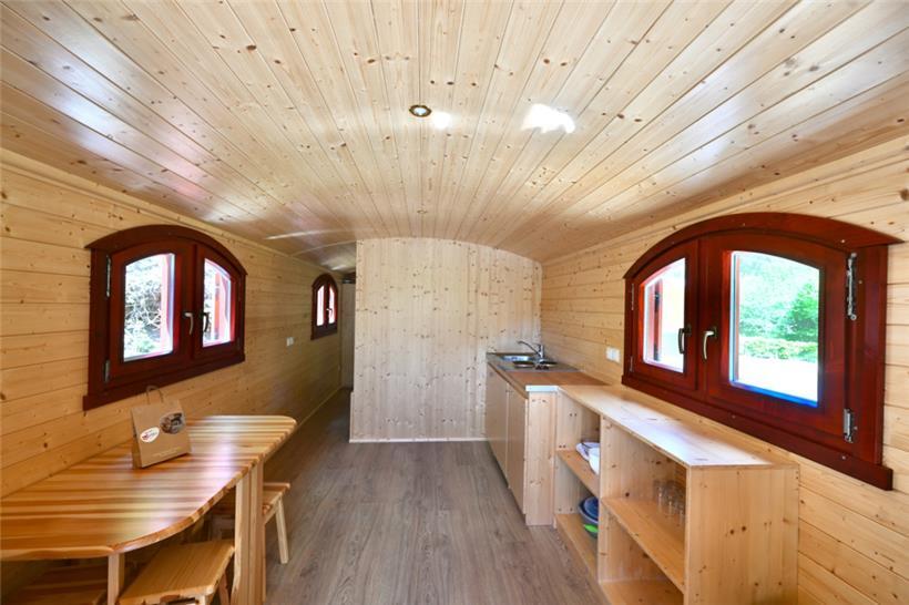 Ausgestattet mit einer funktionalen Kochnische, Sitzmöglichkeiten, eigenem Badez...