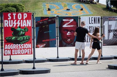 Ausgestellte Plakate in Kiew: Russland hat Friedensgesprächen mit der Ukraine eine Absage erteilt
