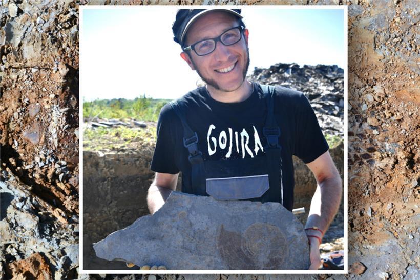 Ausgrabungsleiter Dr. Ben Thuy mit einem sogenannten Leitfossil
