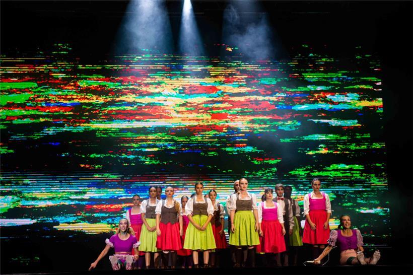 Ausländische und einheimische Tänzer vereint