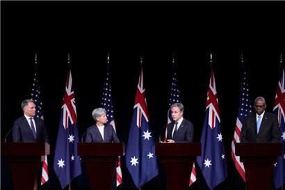 Außenminister Antony Blinken (2.v.r) spricht während einer Pressekonferenz in der Marineakademie der Vereinigten Staaten
