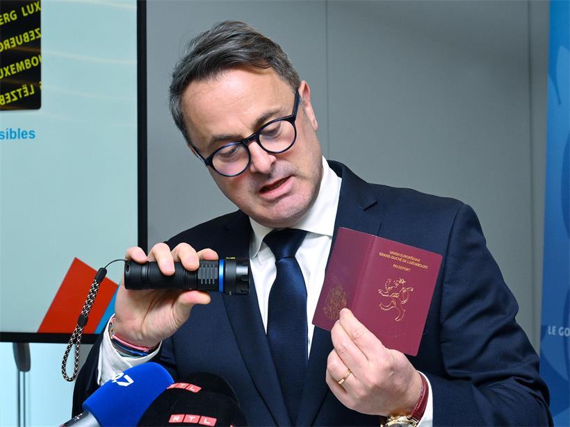 Außenminister Xavier Bettel bei der Präsentation des neuen Luxemburger Reisepasses im März: „Ein Stück Freiheit“