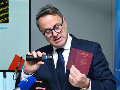 Außenminister Xavier Bettel bei der Präsentation des neuen Luxemburger Reisepasses im März: „Ein Stück Freiheit“