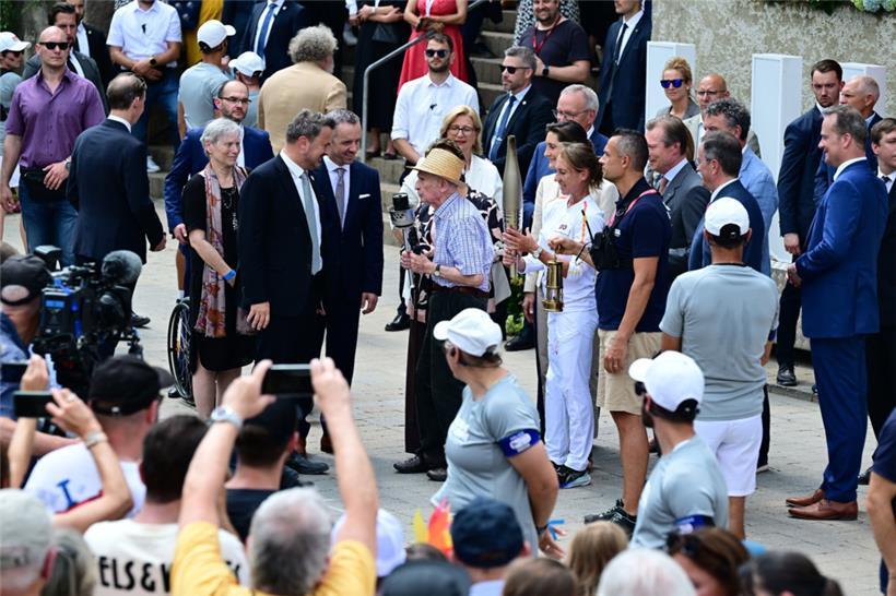 Außenminister Xavier Bettel und Sportminister Georges Mischo begrüßen Edmond Sch...