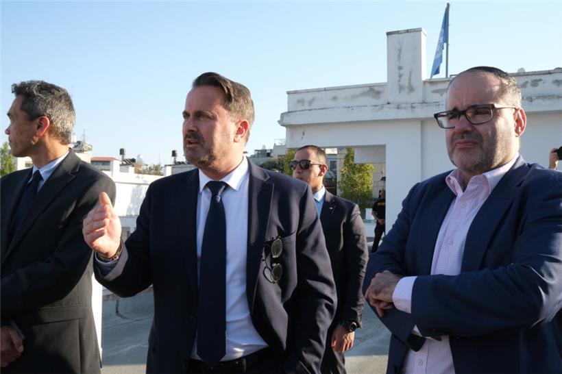Außenminister Xavier Bettel und der UNRWA-Direktor für die Westbank, Roland Friedrich, auf dem Dach einer Schule für palästinensische Kinder
