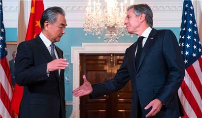 Außenminister beim Handschlag: Wang Yi und Antony Blinken im Oktober in Washington

