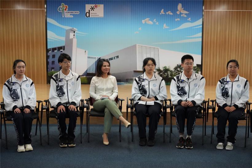 Außenministerin Annalena Baerbock besucht die Schule Nr. 42 und unterhält sich mit Schülern

