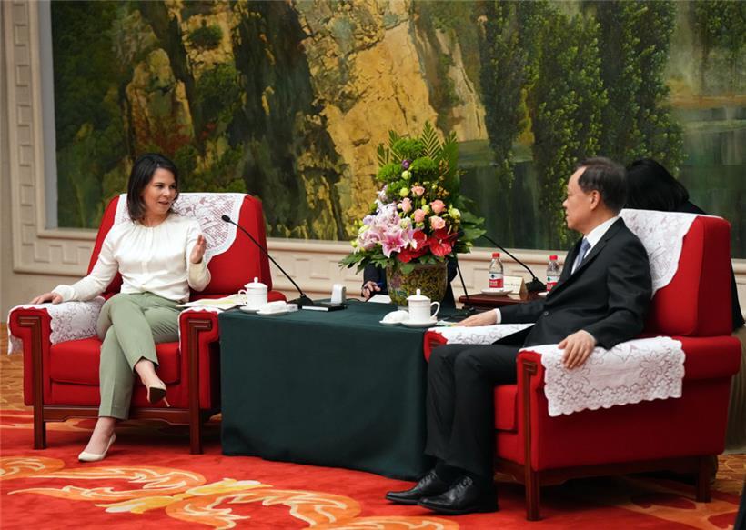 Außenministerin Annalena Baerbock (l., Bündnis 90/Die Grünen) und Chen Min’er (r), Parteisekretär der Stadt Tianjin, unterhalten sich im Saal des Gästehauses
