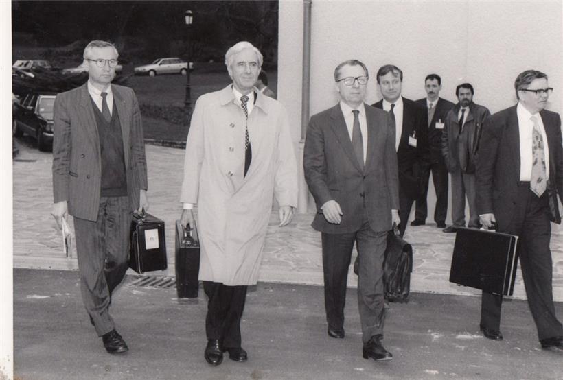 Außenministerkonferenz vom 26. März 1991, von links nach rechts: unbekannt, Jacques Poos, Jacques Delors

