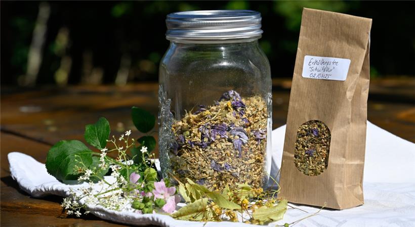 Außer Ölen gibt die Natur heilende Tees oder Tinkturen und Salben her
