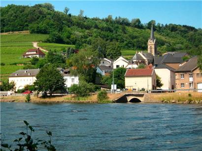 Außer Reichweite: Selbst außerhalb der großen Städte, wie hier in Ahn bei Grevenmacher, sind die eigenen vier Wände für viele Menschen viel zu teuer geworden. Immerhin steigen die Mieten hierzulande weniger stark als die Kaufpreise.
