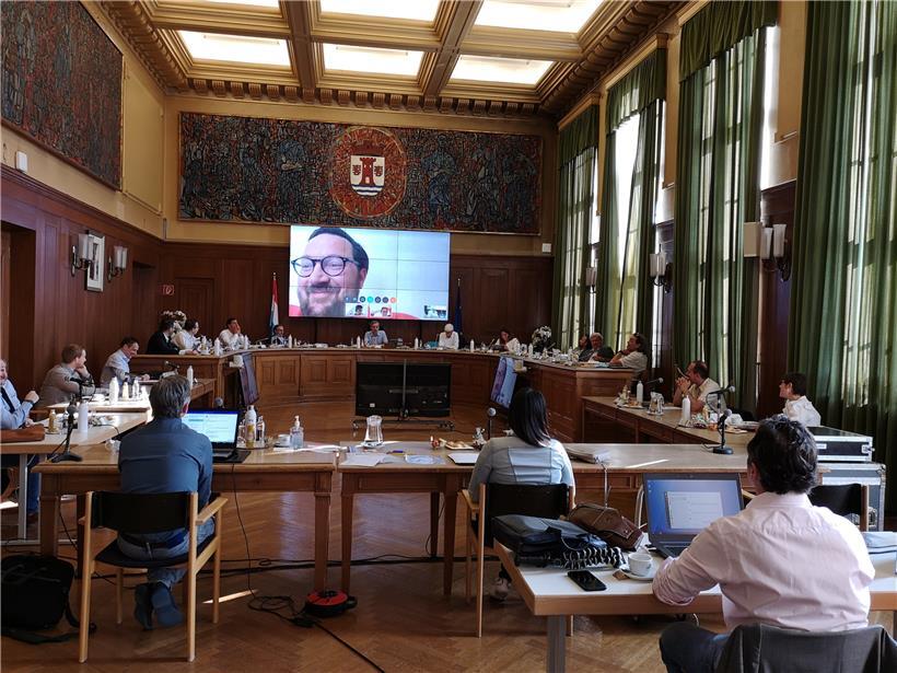 Außergewöhnliche Gemeinderatssitzung am Freitag: Die Räte mussten zwei Meter voneinander entfernt sitzen. Drei nahmen per Videochat daran teil, unter anderem Mike Hansen.
