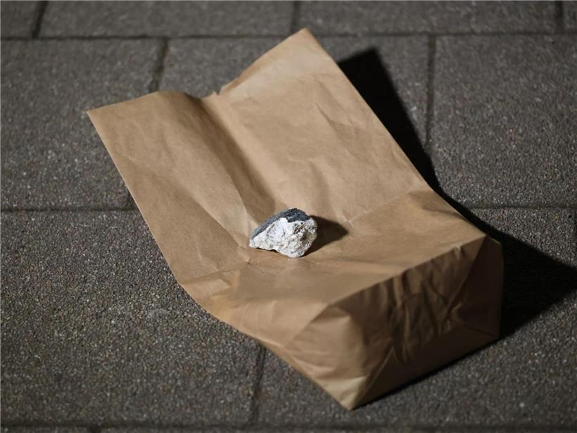 Außerirdisches Material? Der Koblenzer Meteorit, fachmännisch unterlegt mit eine...