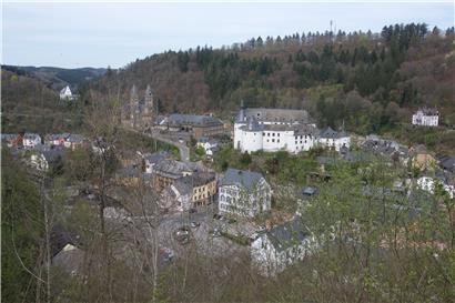 Aussichtspunkt an der „route de Marnach“: Im Sommer noch schöner, weil grüner, aber bereits jetzt bietet der Blick auf Clerf ein imposantes Bild. Rechts unterhalb vom Schloss wird ab Montag ein neues Parkhaus errichtet.
