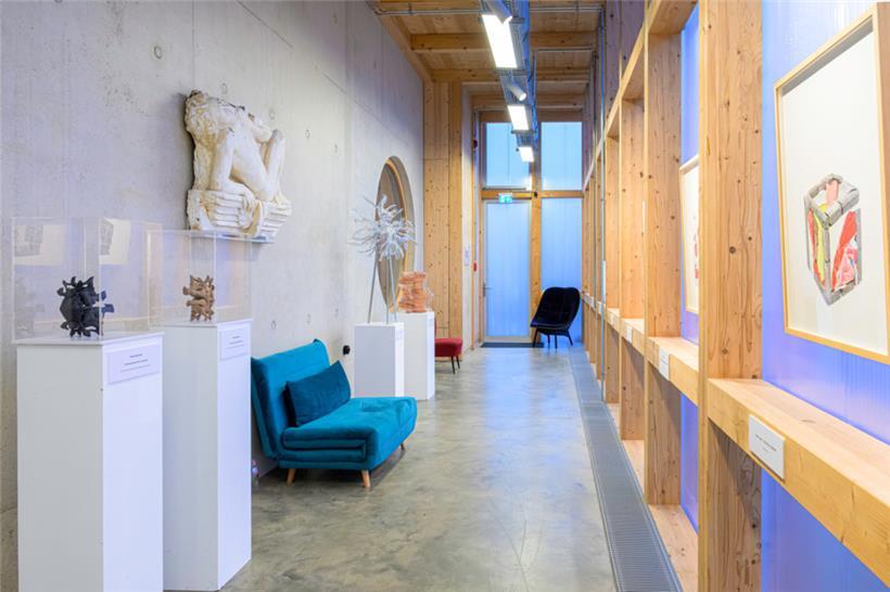 Ausstellungsraum des Kulturzentrums, an der Wand eine Skulptur von Albert Hames