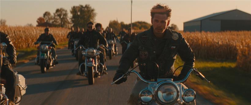Austin Butler als Benny in einer Szene des Films „The Bikeriders“
