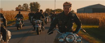 Austin Butler als Benny in einer Szene des Films „The Bikeriders“
