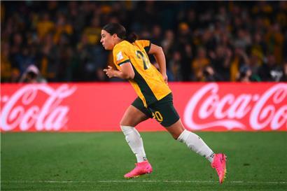 Australien-Kapitänin Sam Kerr konnte nach einer Verletzungspause erst im Achtelfinale erstmals bei der WM auflaufen
