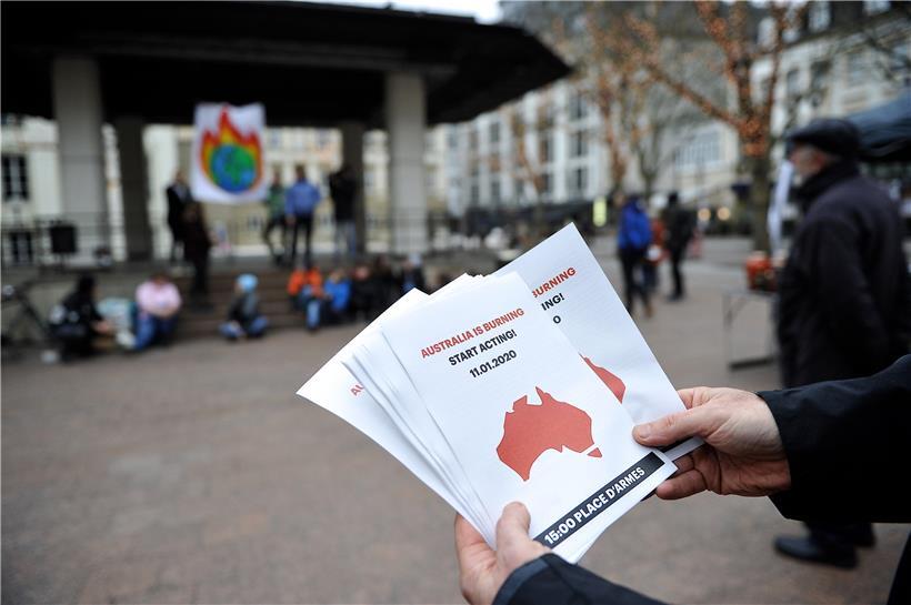 „Australien brennt! Tut etwas“: Rund zwei Dutzend Aktivisten der „Youth for Climate“-Kampagne hatten sich zu einem Flashmob auf der Plëss eingefunden
