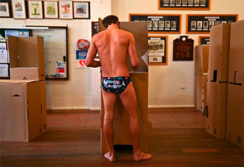 Australien halt: Ein Mann wählt in Badehosen
