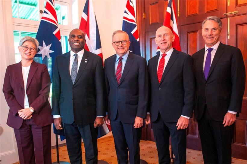 Australiens Premierminister Anthony Albanese (M.), seine Außenministerin Penny Wong (l.) und sein Verteidigungsminister Richard Marles (r.) empfingen den britischen Außenminister David Lammy (2.v.l.) und den Verteidigungsminister John Healey (2.v.r.), um die Verteidigungsallianz zwischen beiden Staaten für die kommenden 50 Jahre zu stärken

