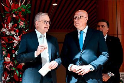 Australiens Premierminister Anthony Albanese (l.) im Gespräch mit Oppositionsführer Peter Dutton im November vergangenen Jahres im Parliament House in Canberra
