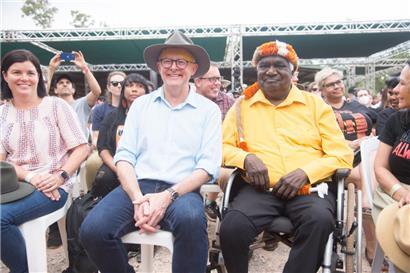 Australiens Premierminister Anthony Albanese mit dem Vorsitzenden der Yothu Yindi Foundation, Galarrwuy Yunupingu, beim Garma Festival im Arnhem Land
