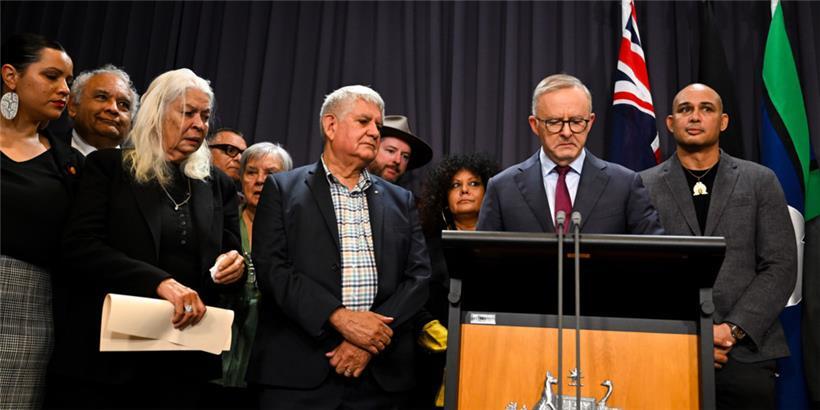 Australiens Premierminister Anthony Albanese, umgeben von Mitgliedern der Arbeitsgruppe für das Referendum der First Nations, spricht während einer Pressekonferenz im Parlamentsgebäude
