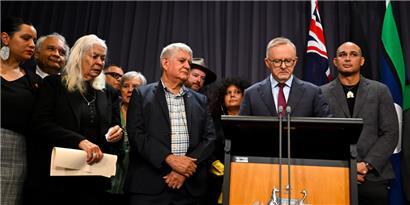 Australiens Premierminister Anthony Albanese, umgeben von Mitgliedern der Arbeitsgruppe für das Referendum der First Nations, spricht während einer Pressekonferenz im Parlamentsgebäude
