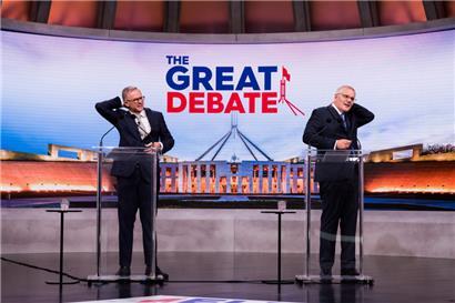 Australiens Premierminister Scott Morrison (r.) und sein sozialdemokratischer Herausforderer Anthony Albanese während einer Fernsehdebatte
