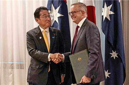 Australiens Regierungschef Anthony Albanese (r.) und der japanische Premierminister Fumio Kishida (l.) reichen sich nach der Unterzeichnung des Abkommens die Hände
