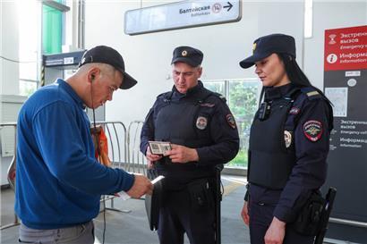 Ausweiskontrolle in einem Moskauer Bahnhof: Vor allem „Nicht-Slawen“ müssen in Russland ihre Ausweispapiere immer parat halten
