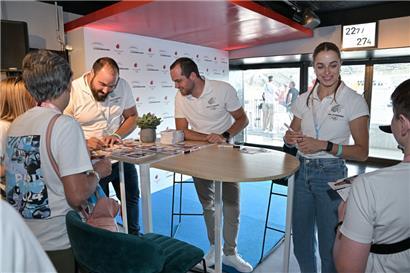 Autogrammstunde in der „Maison du Luxembourg“: Bob Bertemes, Pit Klein und Patrizia van der Weken nahmen sich viel Zeit für die Wünsche der Luxemburger Fans

