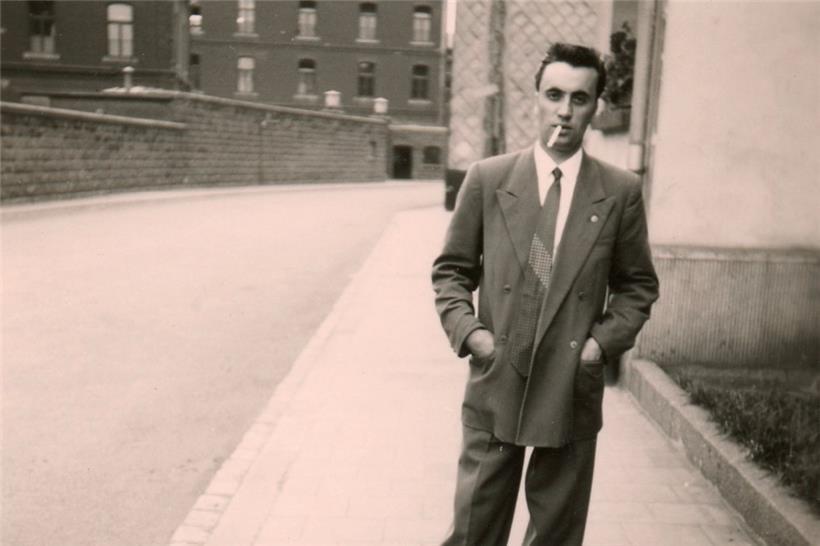 Autoportrait de Pieter Hoss, devant l’usine de Dudelange où il travaillait, début 1950
