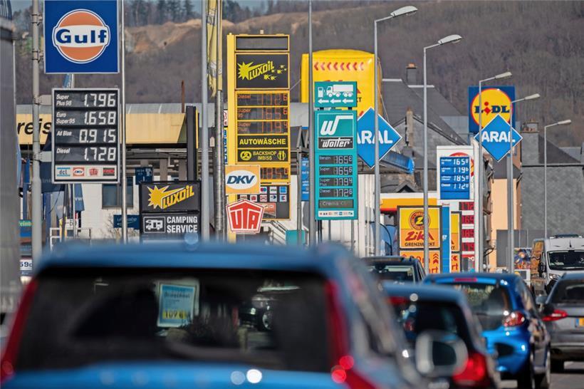 Autos fahren in Wasserbillig an den Tankstellen vorbei 
