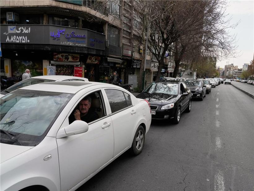 Autos stehen an einer Tankstelle in Teheran an einem Sonntag, Warteschlange und urbaner Verkehr sichtbar