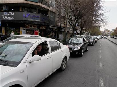 Autos stehen an einer Tankstelle in Teheran an einem Sonntag, Warteschlange und urbaner Verkehr sichtbar
