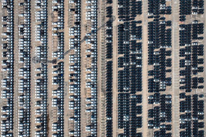 Autos warten in China auf die Verladung
