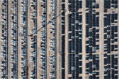 Autos warten in China auf die Verladung
