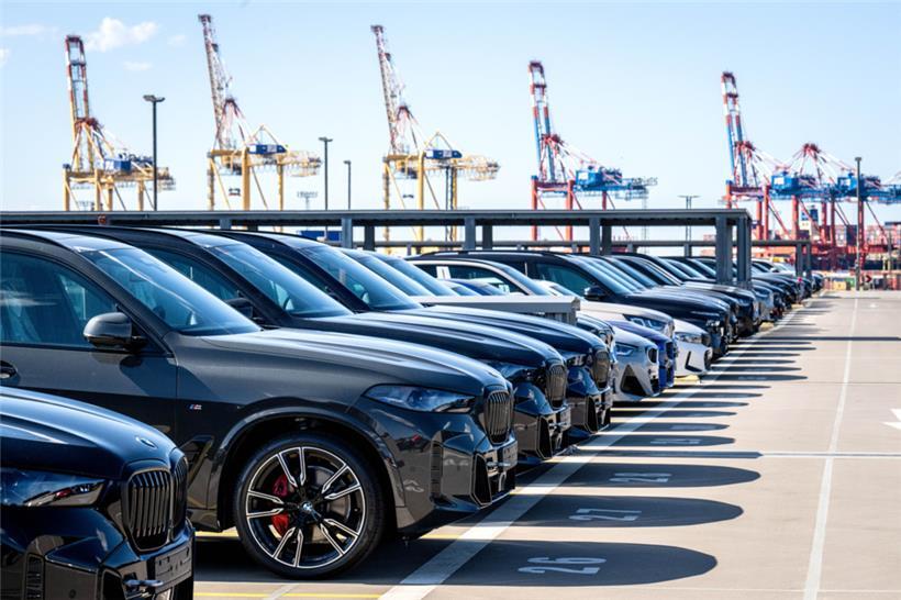 Autos werden im Hafen am BLG Autoterminal Bremerhaven auf Schiffe verladen. Die Einführung neuer Zölle durch US-Präsident Trump verteuert die Autos europäischer Hersteller in den USA.
