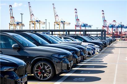 Autos werden im Hafen am BLG Autoterminal Bremerhaven auf Schiffe verladen. Die Einführung neuer Zölle durch US-Präsident Trump verteuert die Autos europäischer Hersteller in den USA.
