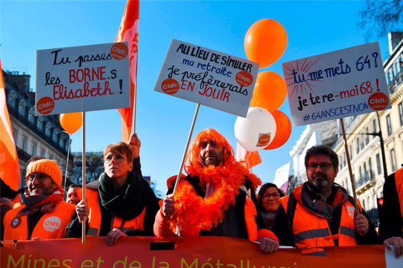 Avec cette quatrième journée d’action contre la réforme des retraites organisée un samedi, les syndicats ont réussi leur pari et maintiennent leur pression sur l’exécutif, en se disant prêts à „mettre la France à l’arrêt“ le 7 mars
