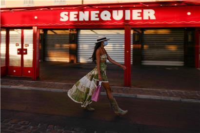 Avec l’arrivée des beaux jours se manifestait aussi l’envie de se rattraper des rigueurs d’un printemps sombre et anxiogène – quitte à oublier que le risque était toujours là
